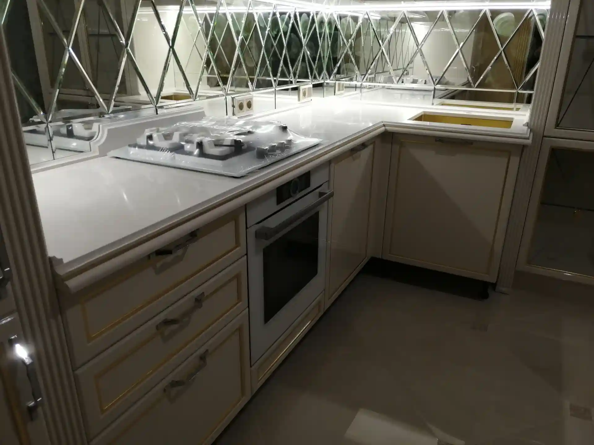 Столешница из камня — пример фактуры и кромки